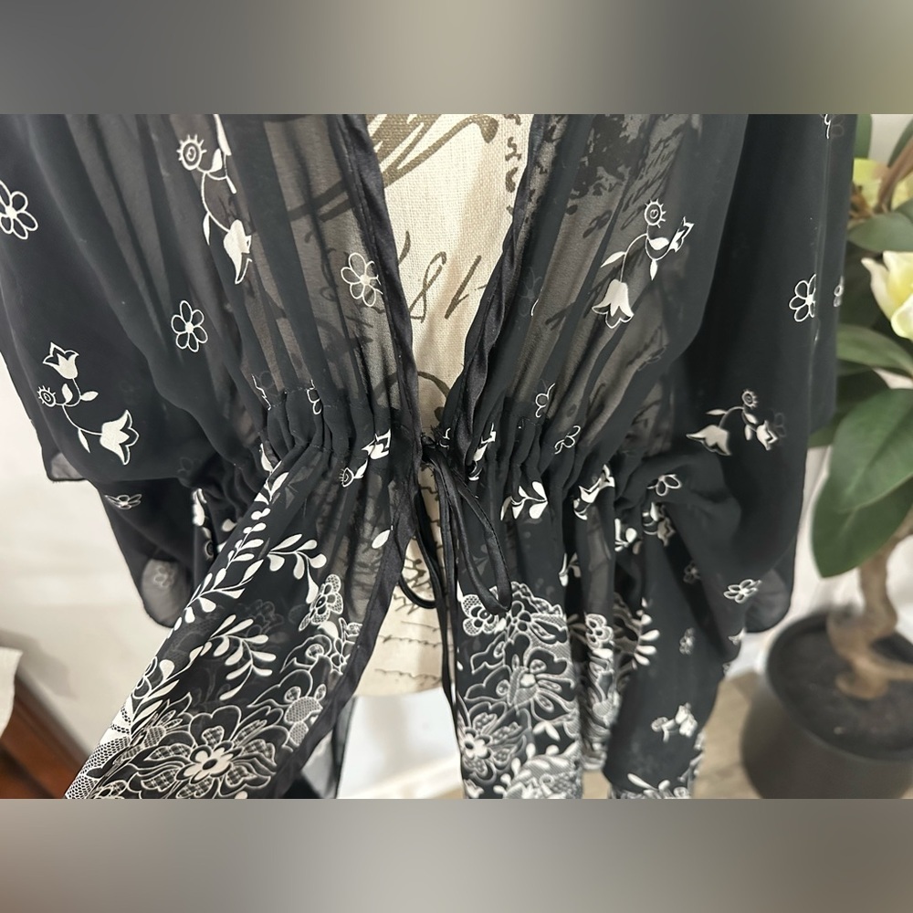 🖤 Elegant Black Floral Kimono Cardigan - Gemeni 🖤 - Picture 3 of 12